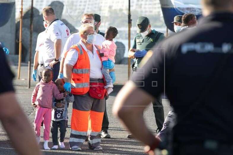 Medio millar de menores han llegado en los últimos doce meses a Canarias en patera sin un adulto que cuide de ellos (Foto EFE / Quique Curbelo)